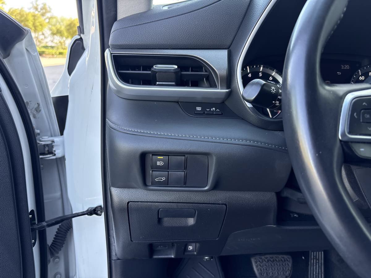 Used 2020 Toyota Highlander XLE FWD image 21