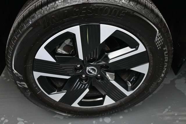 Used 2025 Nissan Kicks SR FWD image 12