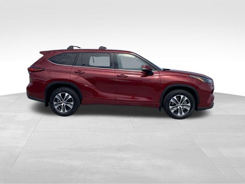 Used 2022 Toyota Highlander XLE AWD/4WD image 2
