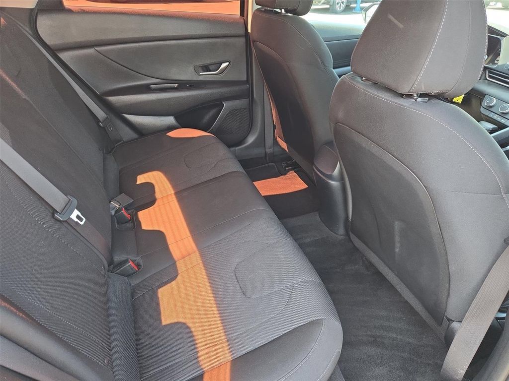 Used 2022 Hyundai Elantra SE w/ Cargo Package FWD image 16