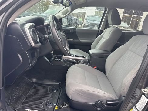 Used 2019 Toyota Tacoma SR5 AWD/4WD image 14