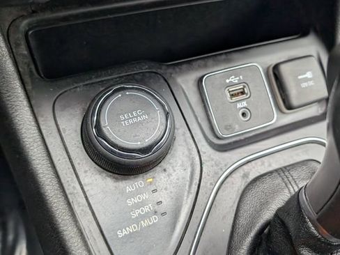 Used 2020 Jeep Cherokee Latitude AWD/4WD image 19