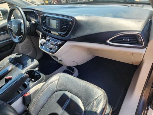 Used 2017 Chrysler Pacifica Touring-L image 20