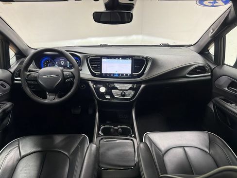 Used 2025 Chrysler Pacifica Limited FWD image 16