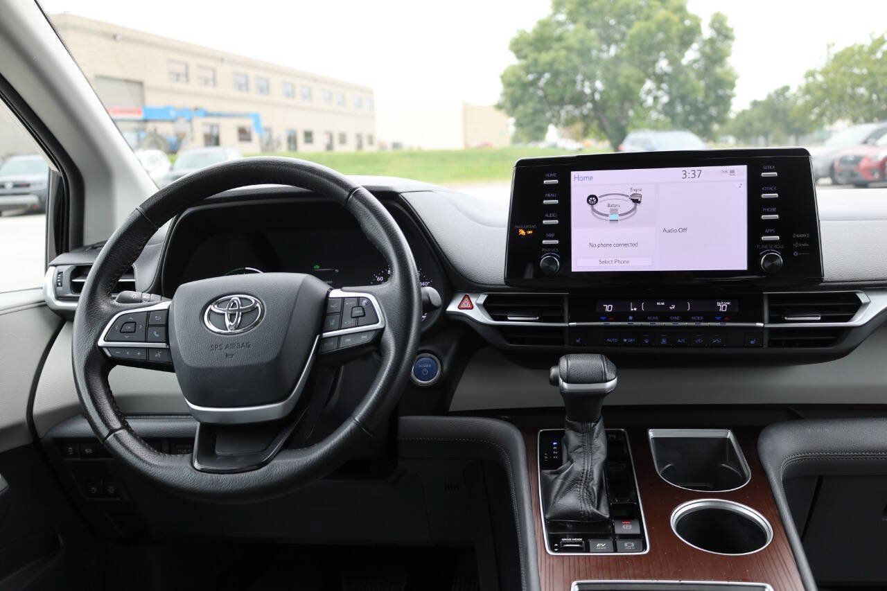 Used 2021 Toyota Sienna XLE FWD image 24
