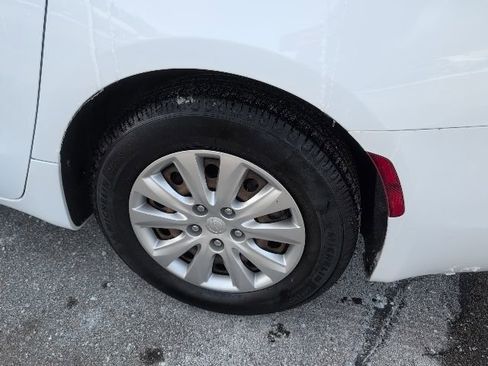 Used 2021 Chrysler Voyager L image 12