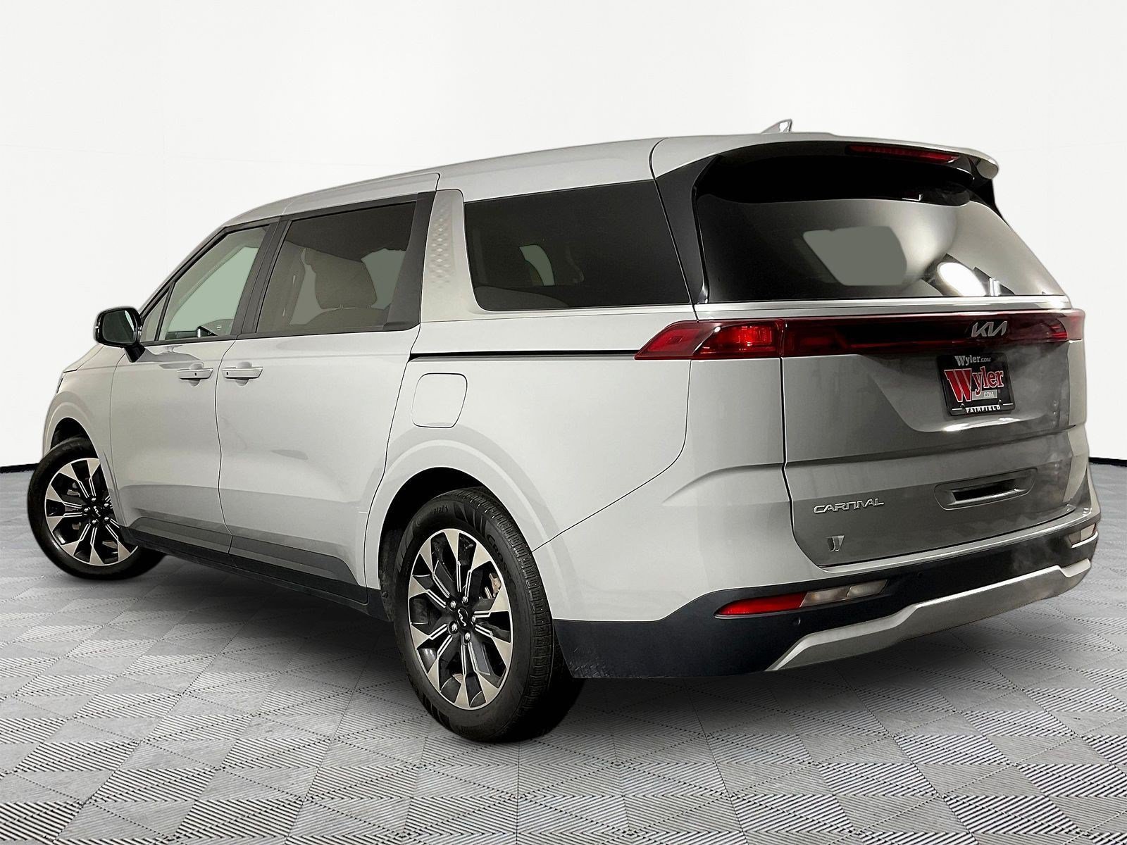 Used 2024 Kia Carnival EX FWD image 4