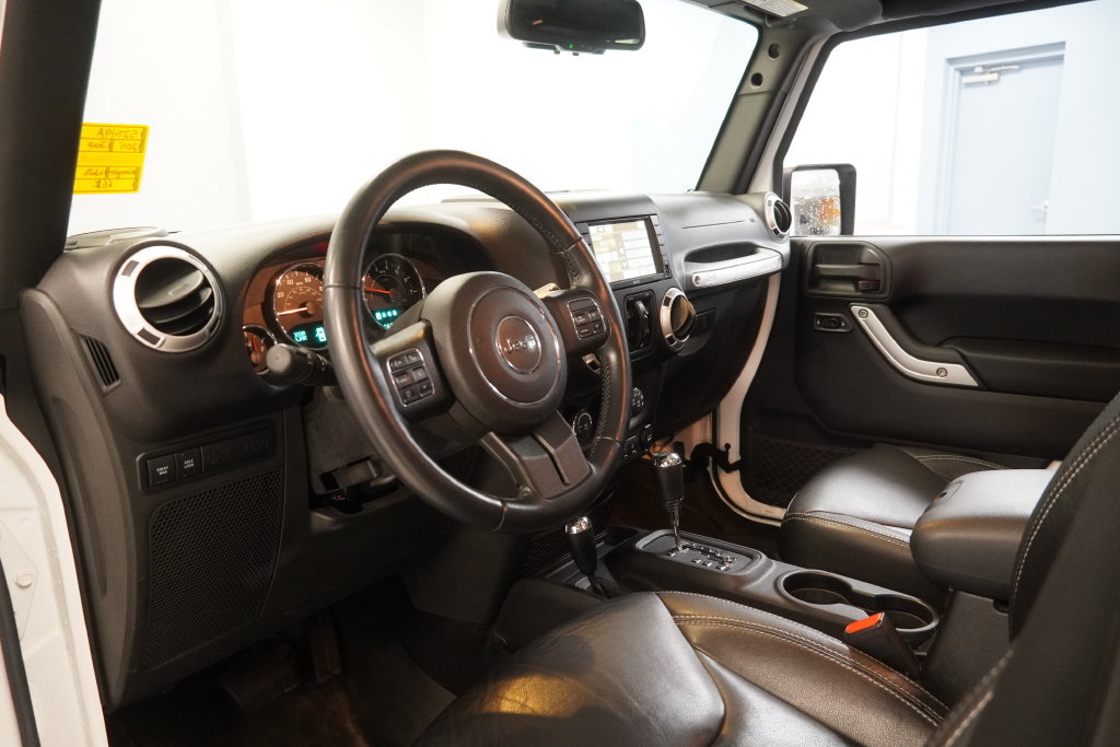 Used 2015 Jeep Wrangler Unlimited Rubicon w/ Connectivity Group AWD/4WD image 6