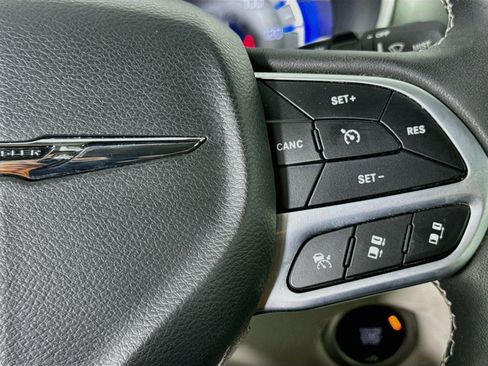 Used 2023 Chrysler Pacifica Touring-L FWD image 13