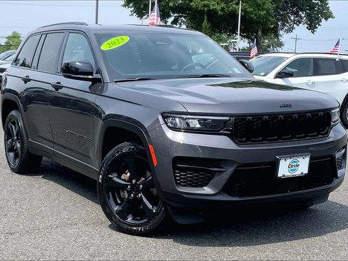 Certified 2023 Jeep Grand Cherokee Altitude AWD/4WD image 2