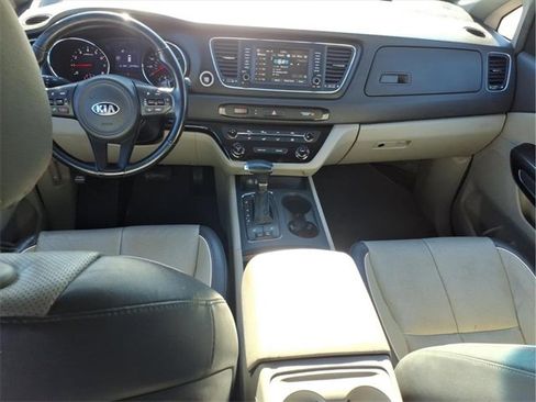 Used 2017 Kia Sedona LX w/ LX Essentials Premium Package image 6