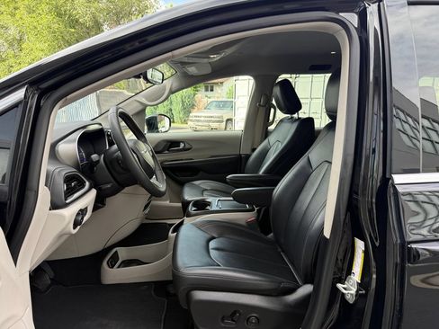 Used 2024 Chrysler Pacifica Limited FWD image 18