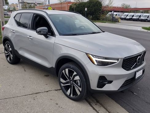 New 2025 Volvo XC40 B5 Ultra w/ Climate Package image 4