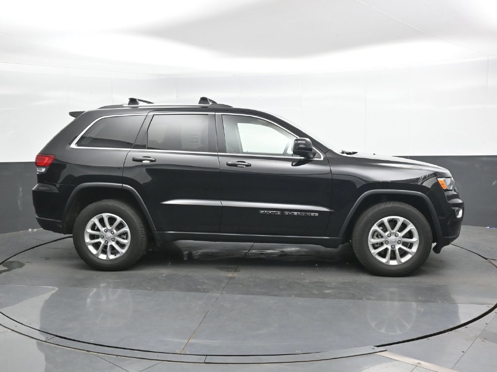 Used 2021 Jeep Grand Cherokee Laredo AWD/4WD image 3