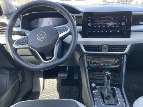 Used 2025 Volkswagen Taos SE w/ Panoramic Sunroof Package FWD image 14