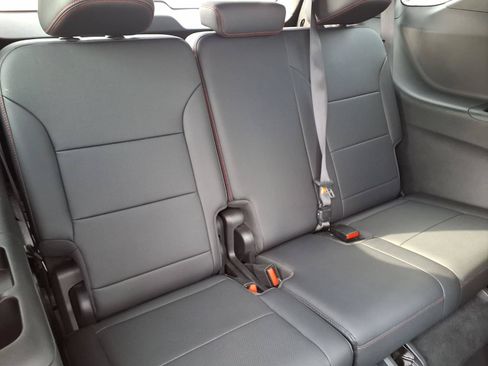 Used 2024 Chevrolet Traverse RS FWD image 21
