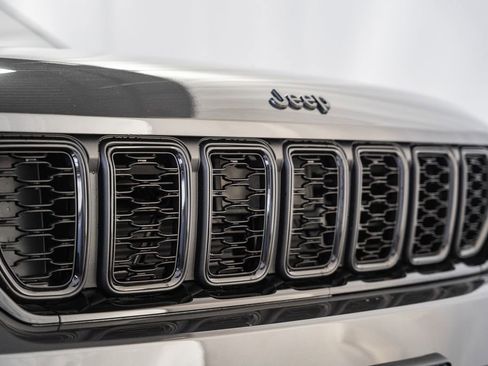 New 2025 Jeep Grand Cherokee Altitude image 11