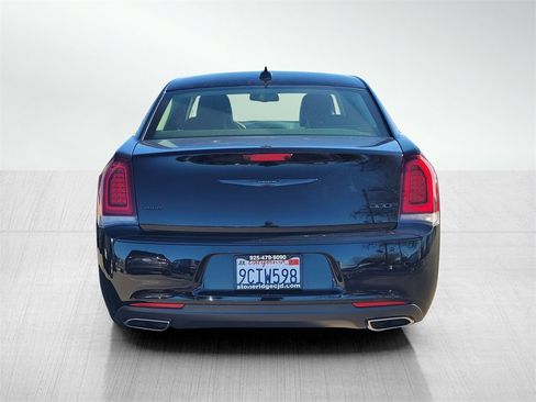 Used 2022 Chrysler 300 Touring L image 5