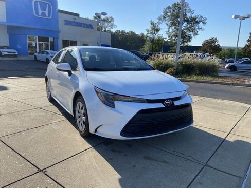 Used 2024 Toyota Corolla LE image 2
