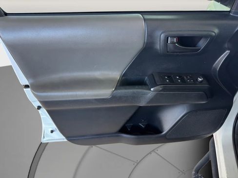 Used 2018 Toyota Tacoma SR image 12