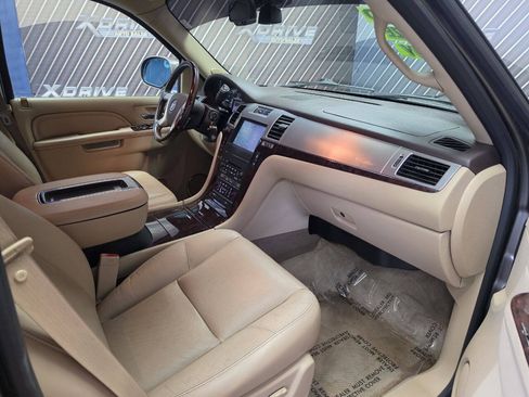 Used 2012 Cadillac Escalade Luxury RWD image 27