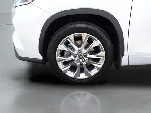 Used 2023 Toyota Highlander Limited AWD/4WD image 3