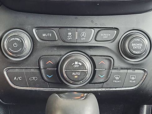 Used 2021 Jeep Cherokee Trailhawk AWD/4WD image 26