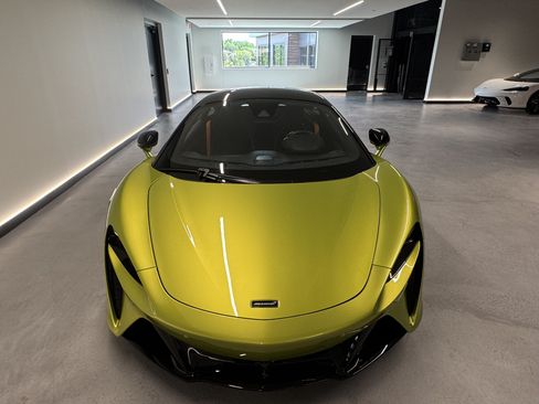 Used 2023 McLaren Artura RWD image 7