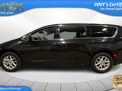 Used 2023 Chrysler Voyager LX FWD image 9