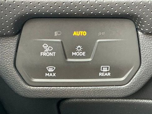Used 2024 Volkswagen Atlas Cross Sport SE FWD image 33