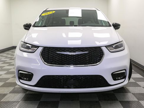 Used 2024 Chrysler Pacifica Touring-L image 3