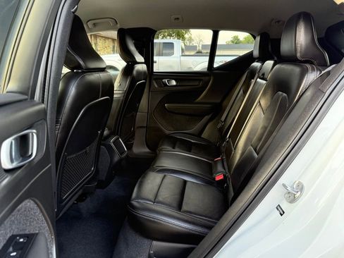Used 2022 Volvo XC40 T4 Momentum image 17