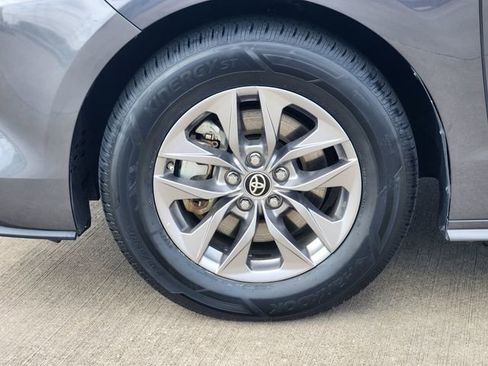 Certified 2025 Toyota Sienna XLE image 10