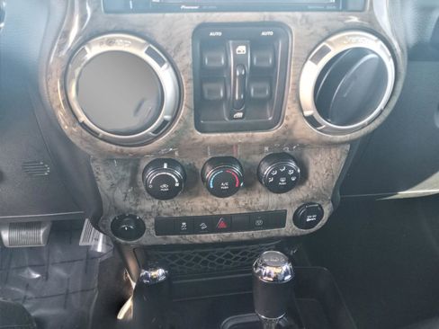 Used 2017 Jeep Wrangler Unlimited Sahara image 16