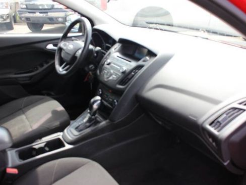Used 2017 Ford Focus SE w/ Cold Weather Package FWD image 22
