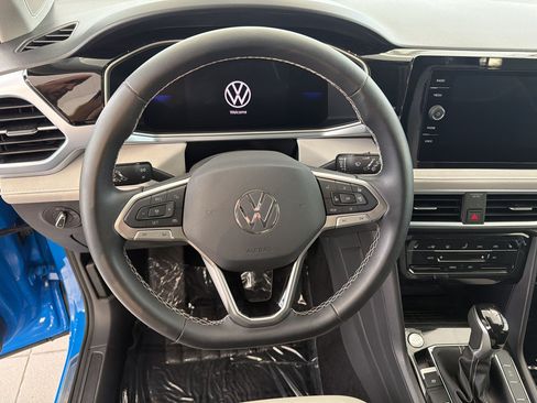 Certified 2025 Volkswagen Taos SE FWD image 25