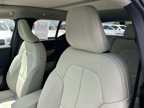 Certified 2025 Volvo XC40 B5 Ultra w/ Climate Package image 19