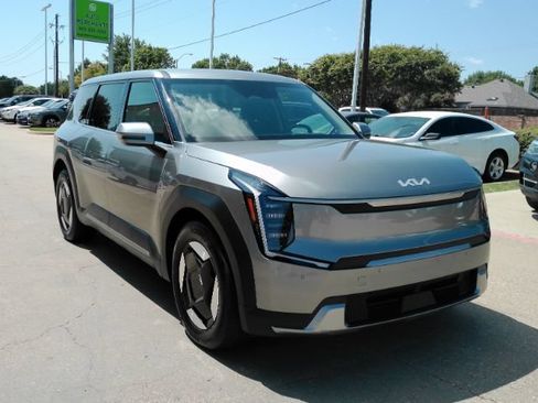 Used 2024 Kia EV9 Light Long Range RWD image 4