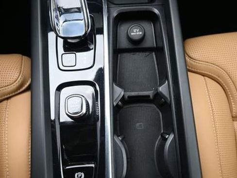 Used 2023 Volvo XC60 B5 Ultimate w/ Protection Package Premier image 11