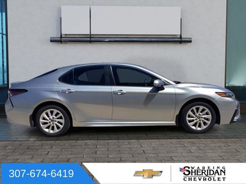 Used 2022 Toyota Camry SE FWD image 3