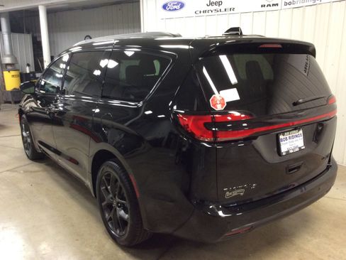 New 2026 Chrysler Pacifica Limited w/ S Appearance Package image 3