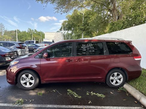 Used 2014 Toyota Sienna LE image 4