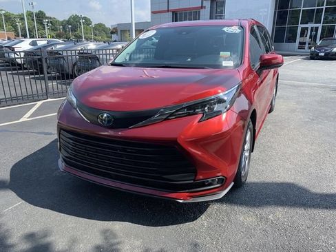Used 2025 Toyota Sienna XLE w/ XLE Plus Package FWD image 4