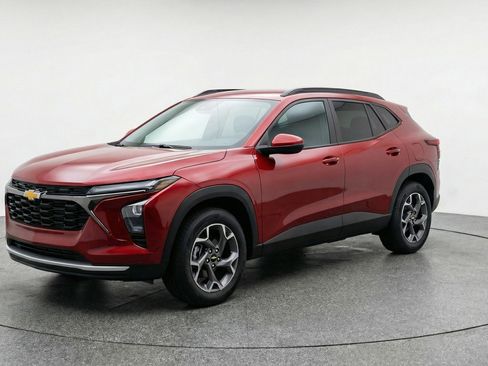 Used 2025 Chevrolet Trax LT FWD image 3