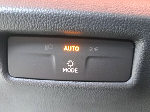 New 2025 Volkswagen Tiguan SE image 26