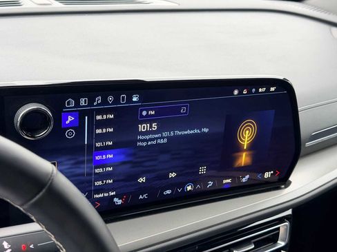 Used 2025 Chevrolet Traverse LT image 28