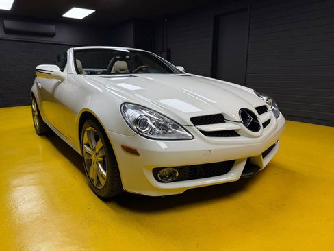 Used 2010 Mercedes-Benz SLK 300 image 3
