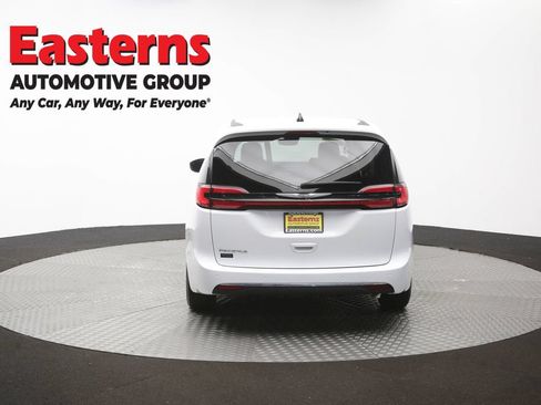 Used 2023 Chrysler Pacifica Touring-L FWD image 38