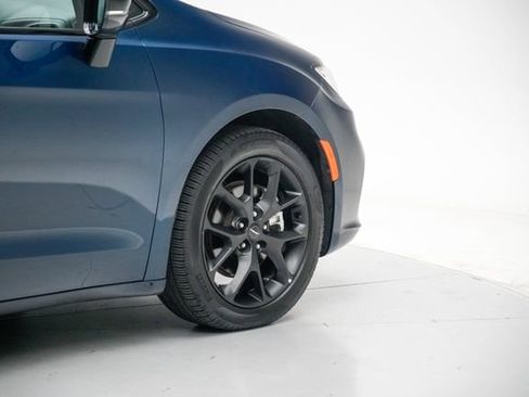 Used 2025 Chrysler Pacifica Limited FWD image 8