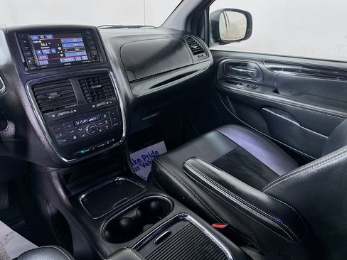 Used 2016 Dodge Grand Caravan SXT image 21